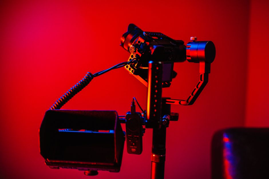 Relatori ed esperti aziendali in studio di registrazione video e podcast