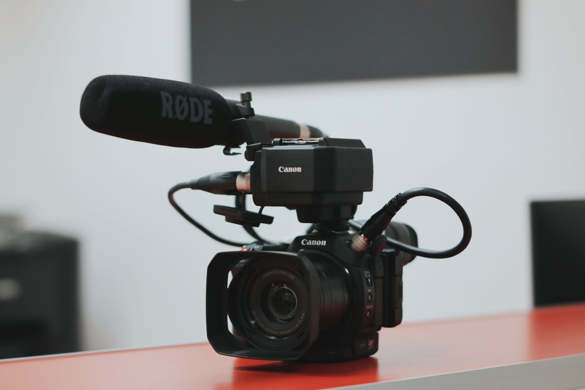 Regia professionale con telecamere cinema 4K e monitor di controllo per video corsi e marketplace