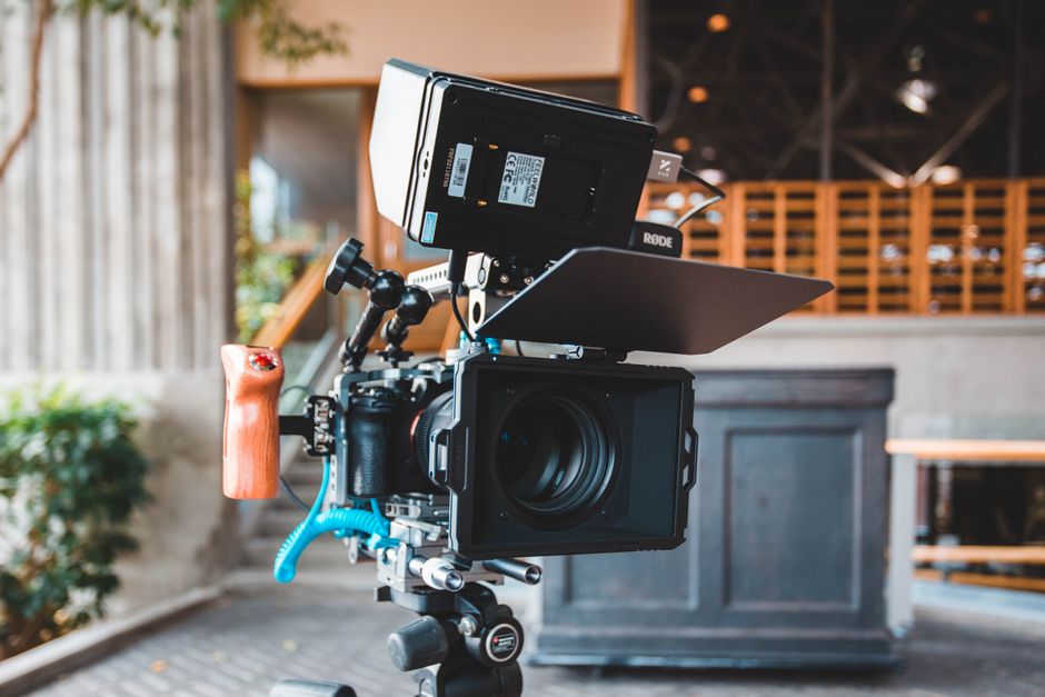 Regia di montaggio video professionale con telecamere e console per video podcast e marketplace