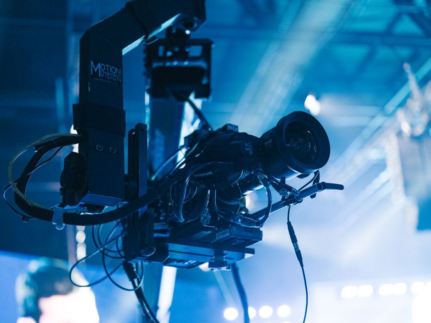 Post-produzione e correzione colore su suite video professionale per corsi e marketplace